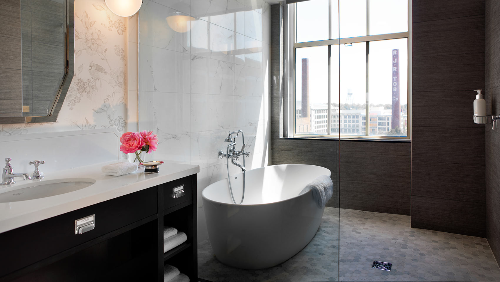 Kind bedroom suite soaking tub with view